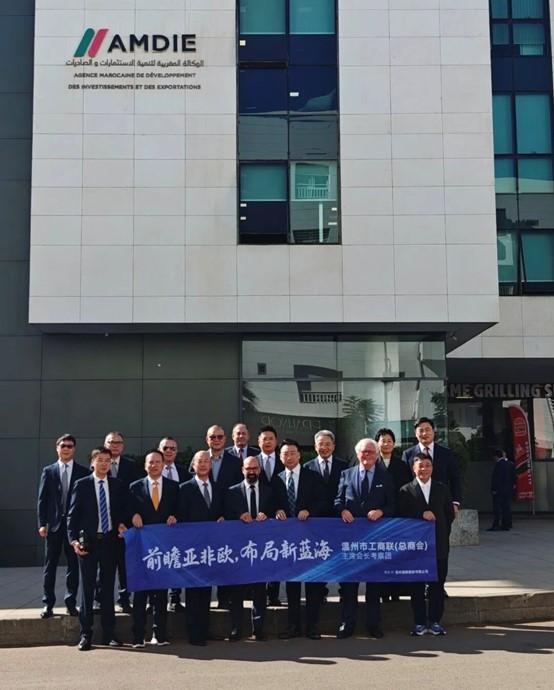 Die Delegation ließ sich mit dem Team der marokkanischen Investitions- und Exportentwicklungsagentur zu einem Gruppenfoto ablichten.