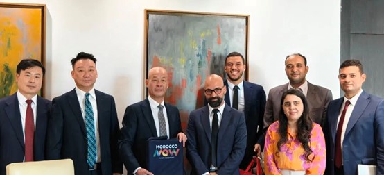 Das Team der marokkanischen Investitions- und Exportentwicklungsagentur überreichte der Delegation Souvenirs.