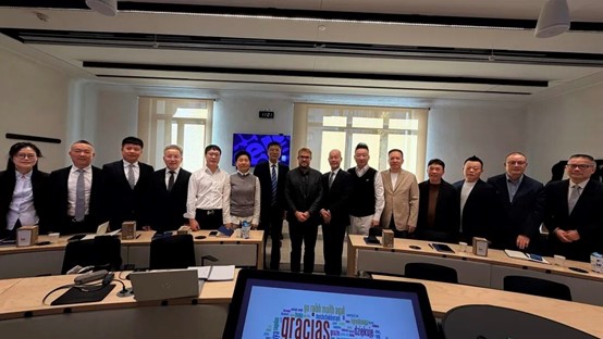 Die Delegation ließ sich mit den Dozenten der IE Business School fotografieren.