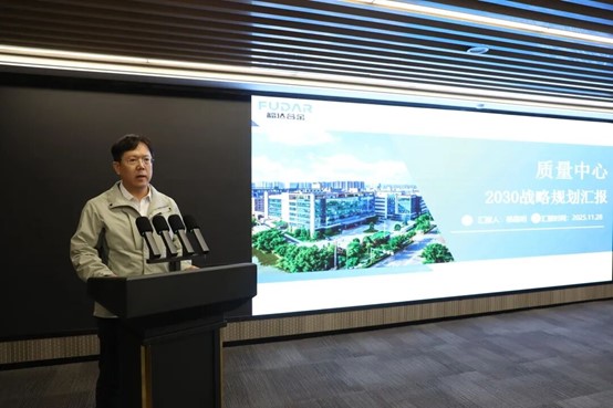 Yang Guoming, Geschäftsführer des Qualitätszentrums, stellt den strategischen Plan und die wichtigsten Initiativen vor.