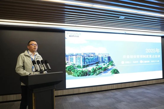 Ma Siping, Leiterin des Qualitätszentrums, stellt das Qualitätsleistungsmanagementsystem vor.