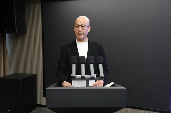 Wang Dawu, Vorsitzender und Präsident, hält die Schlussrede.