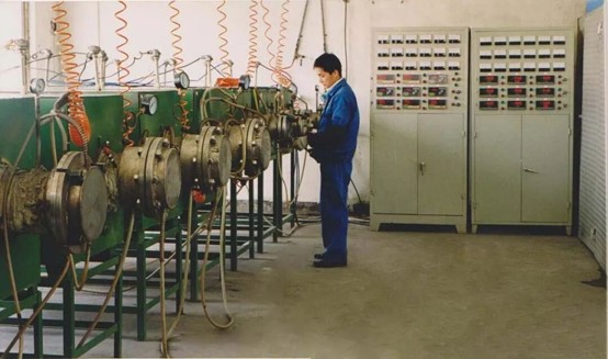 Bai Xiaoping bei der Arbeit in der Werkstatt während seiner frühen Karriere
