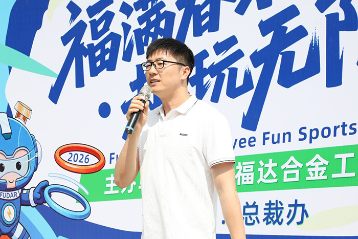 Wang Fei hält die Eröffnungsrede beim Fun Sports Day