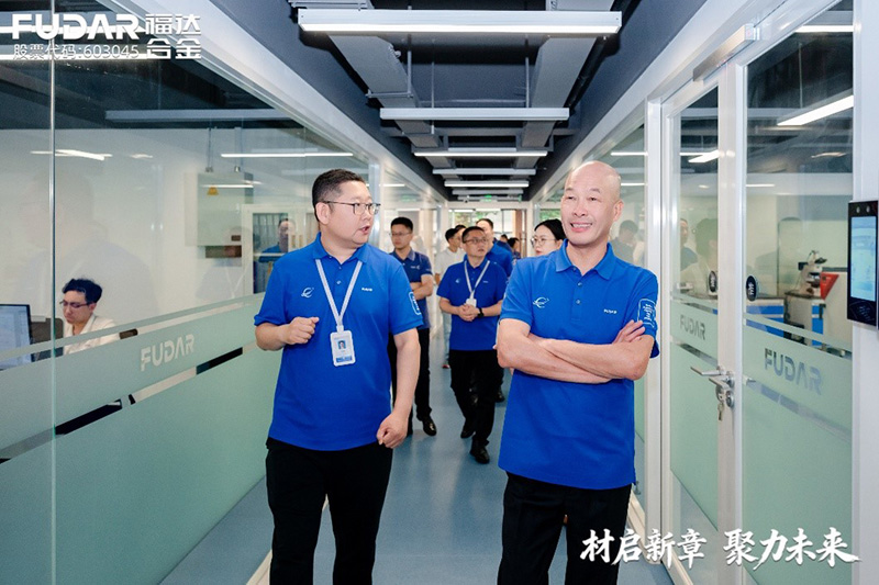 Wang Dawu besichtigt den Bürobereich des Instituts