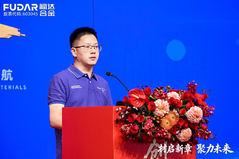 Gastredner Wei Qinghong hält eine Rede