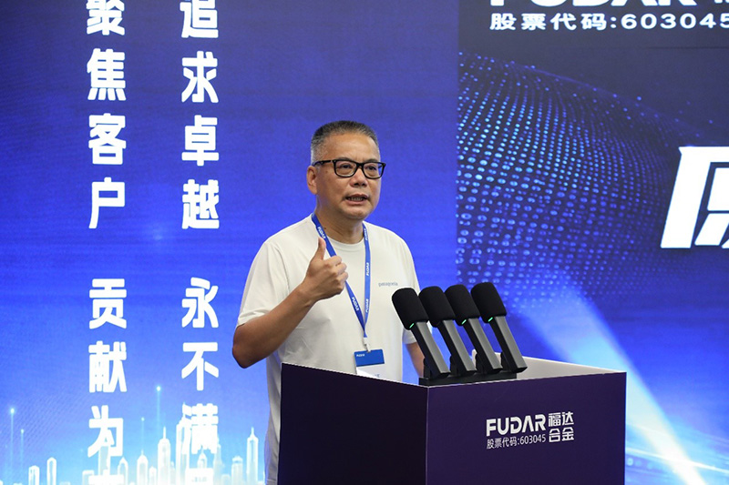 Vorsitzender Li Xingtao hält eine Rede