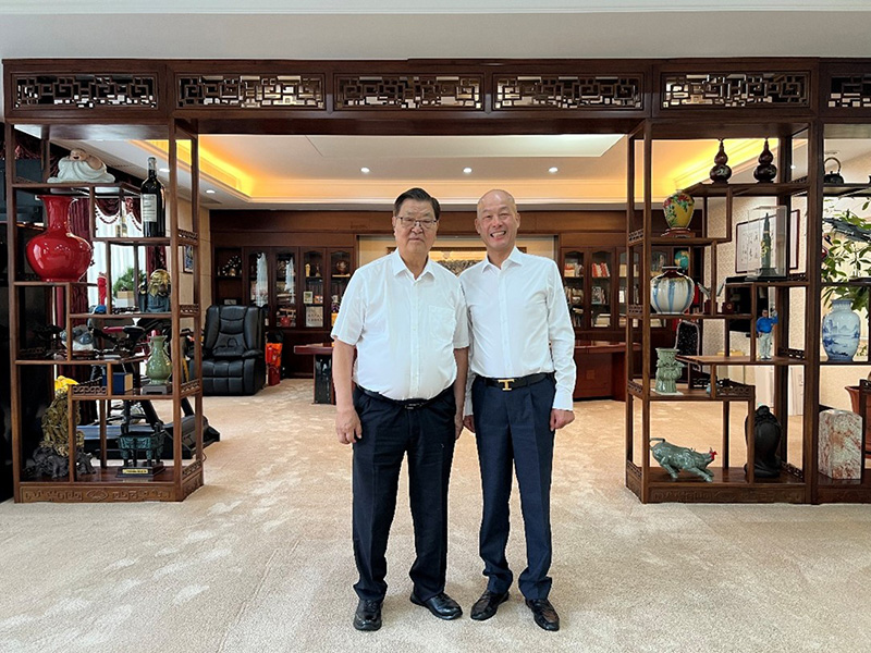 Wang Dawu und Guo Manjin posieren für ein Foto