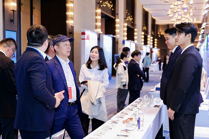 Die Teilnehmer besuchten den Fuda-Stand.